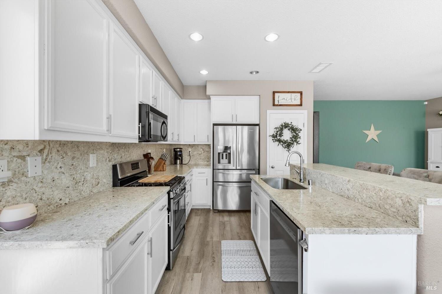 Detail Gallery Image 17 of 42 For 1341 Valley Glen Dr, Dixon,  CA 95620 - 4 Beds | 3 Baths