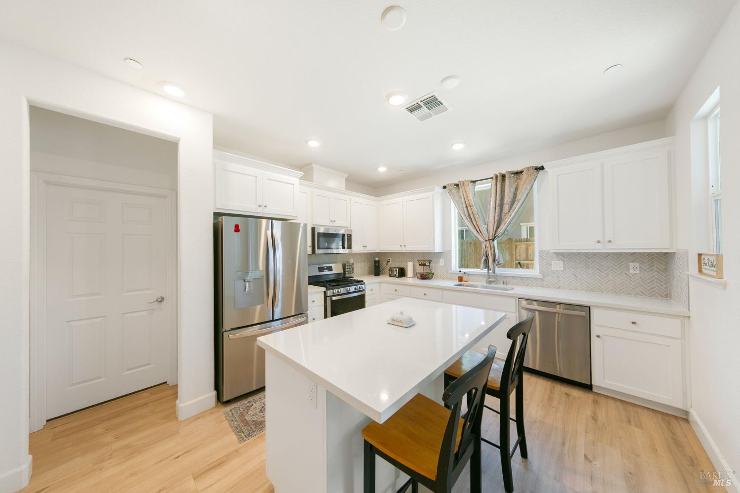 Vasquez Court, Vacaville, California image 8