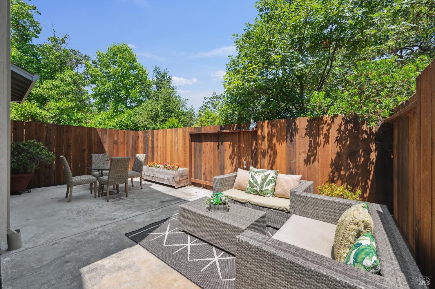 Detail Gallery Image 16 of 17 For 5 Briarwood Ct, Novato,  CA 94947 - 3 Beds | 2/1 Baths