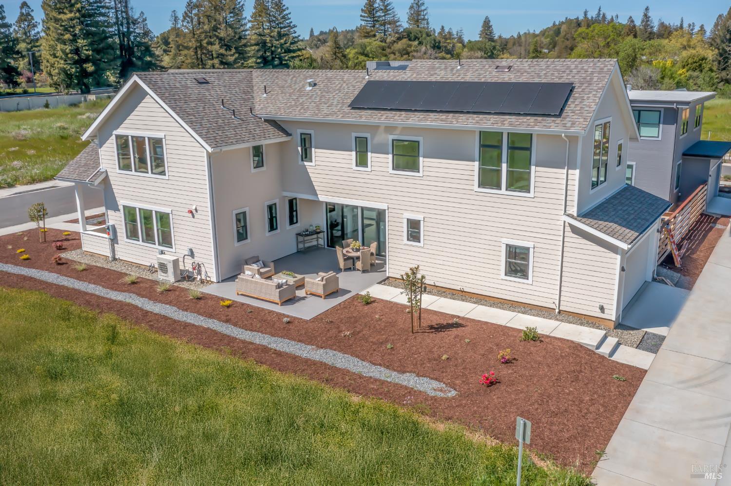 Detail Gallery Image 4 of 27 For 1010 Trentadue Way, Healdsburg,  CA 95448 - 4 Beds | 3/1 Baths