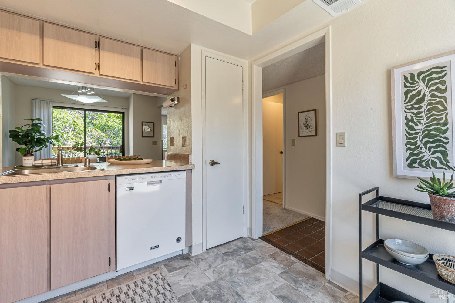 Detail Gallery Image 10 of 28 For 7 Byron Cir, Mill Valley,  CA 94941 - 3 Beds | 2/1 Baths