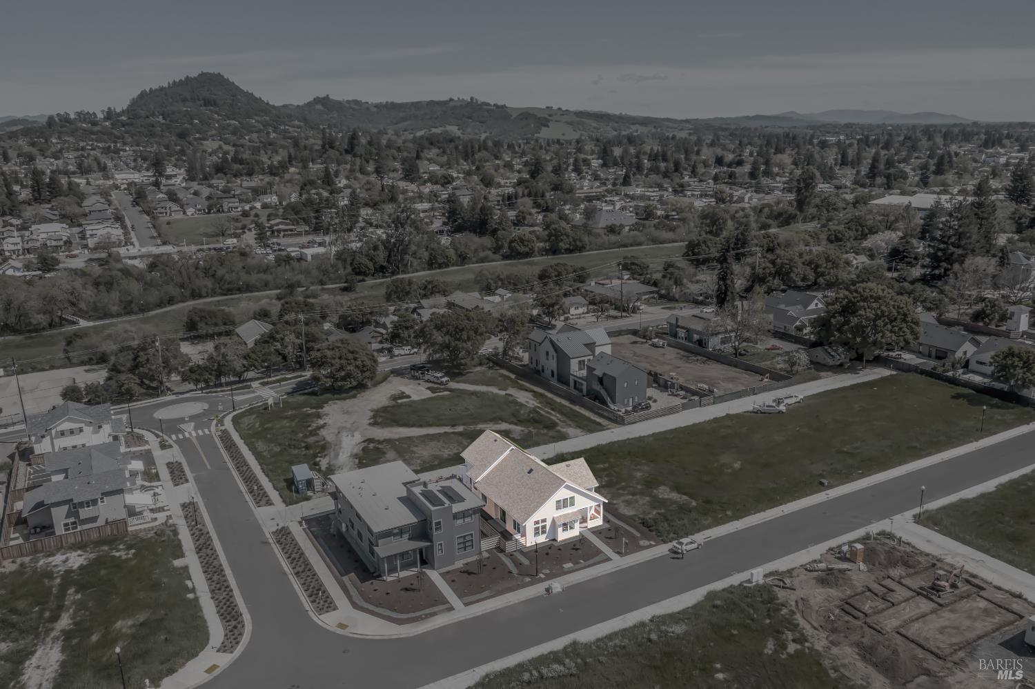 Detail Gallery Image 3 of 27 For 1010 Trentadue Way, Healdsburg,  CA 95448 - 4 Beds | 3/1 Baths