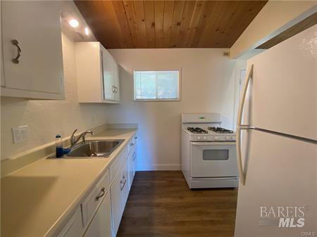 Detail Gallery Image 9 of 37 For 12137 Black Oak Dr, Loch Lomond,  CA 95461 - 3 Beds | 1 Baths