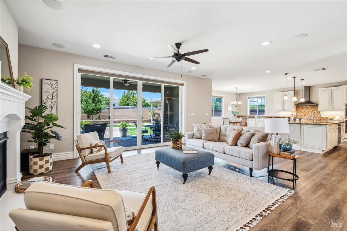 Detail Gallery Image 9 of 89 For 1012 Capitola Ct, Vacaville,  CA 95687 - 6 Beds | 4/1 Baths