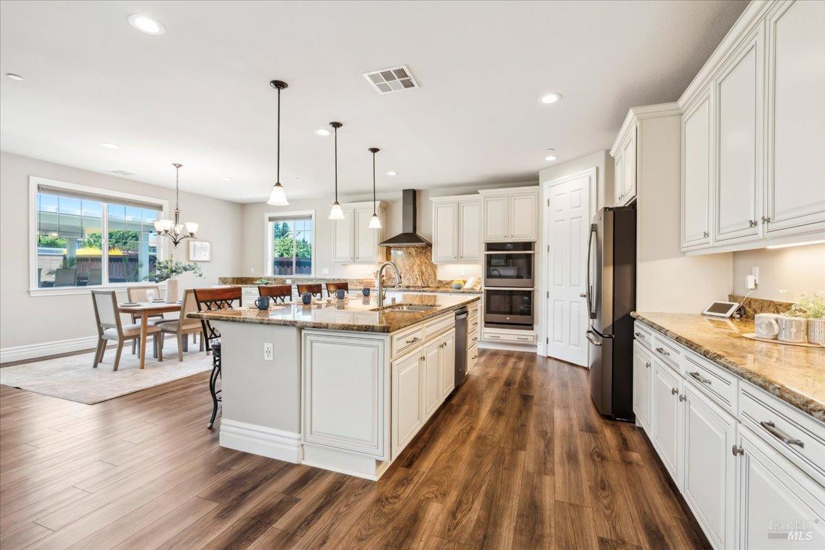 Detail Gallery Image 10 of 89 For 1012 Capitola Ct, Vacaville,  CA 95687 - 6 Beds | 4/1 Baths