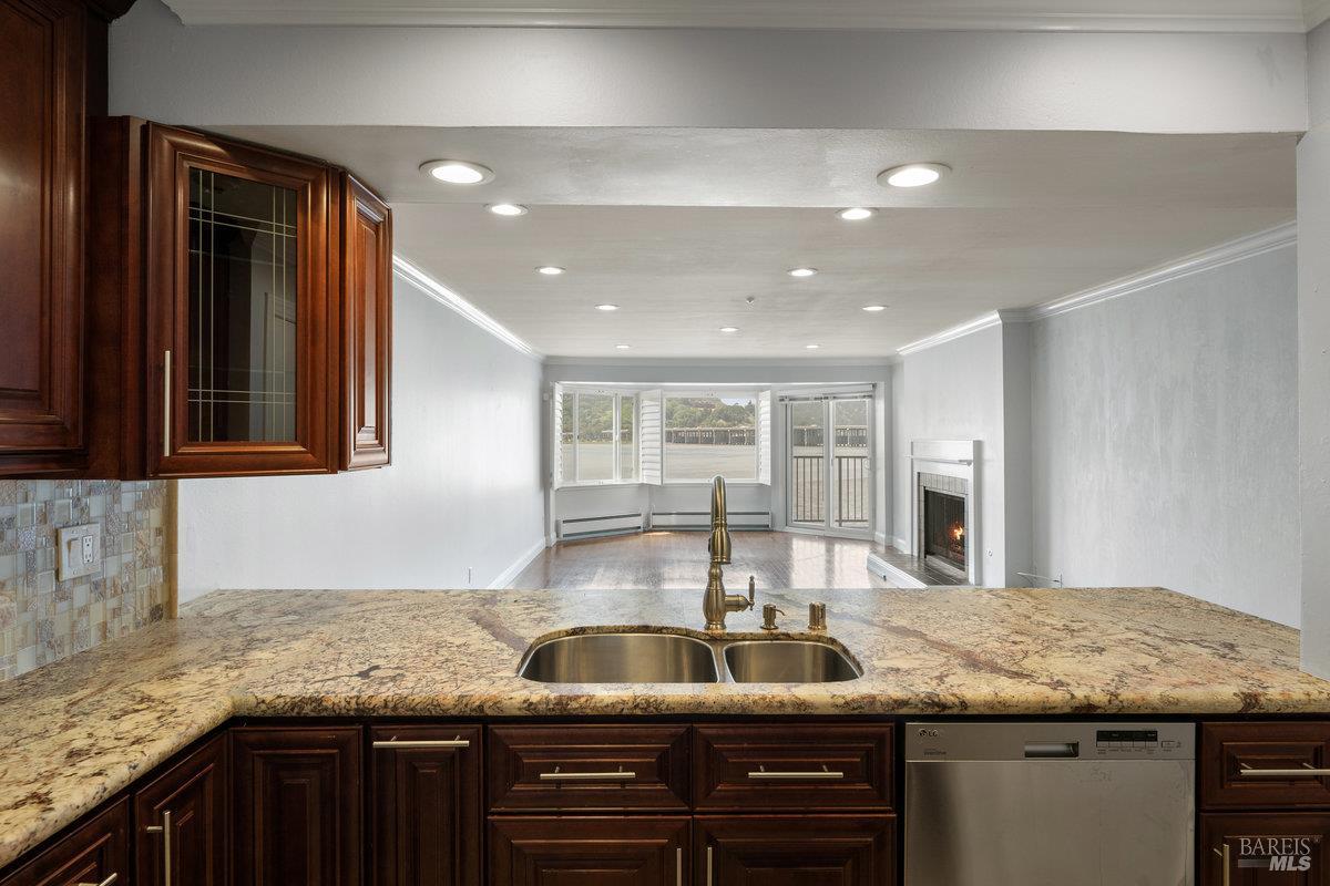 Detail Gallery Image 8 of 17 For 120 Seminary Dr 2c,  Mill Valley,  CA 94941 - 2 Beds | 2 Baths