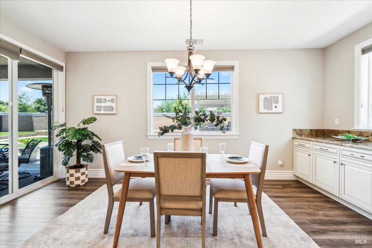 Detail Gallery Image 16 of 89 For 1012 Capitola Ct, Vacaville,  CA 95687 - 6 Beds | 4/1 Baths