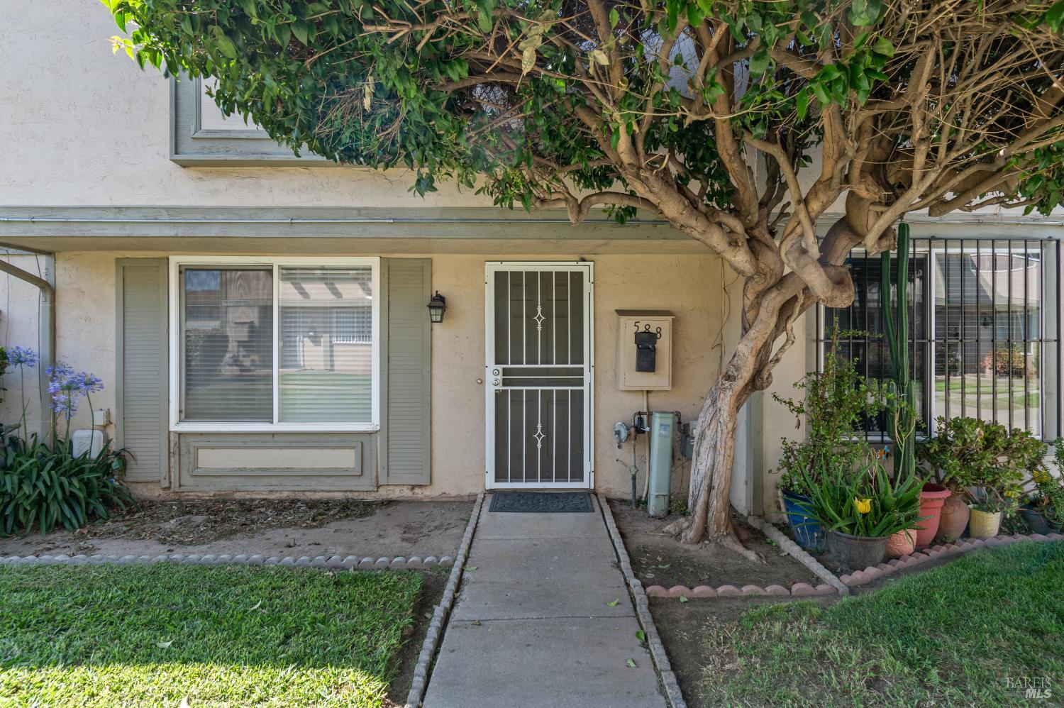 Detail Gallery Image 2 of 21 For 588 Crabapple Way, San Jose,  CA 95111 - 3 Beds | 1/1 Baths
