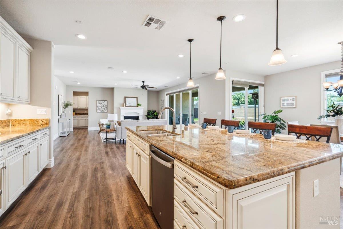 Detail Gallery Image 13 of 89 For 1012 Capitola Ct, Vacaville,  CA 95687 - 6 Beds | 4/1 Baths