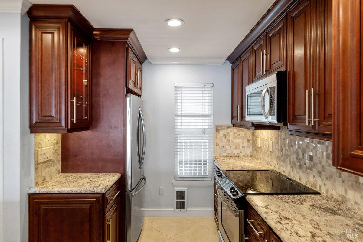 Detail Gallery Image 10 of 17 For 120 Seminary Dr 2c,  Mill Valley,  CA 94941 - 2 Beds | 2 Baths