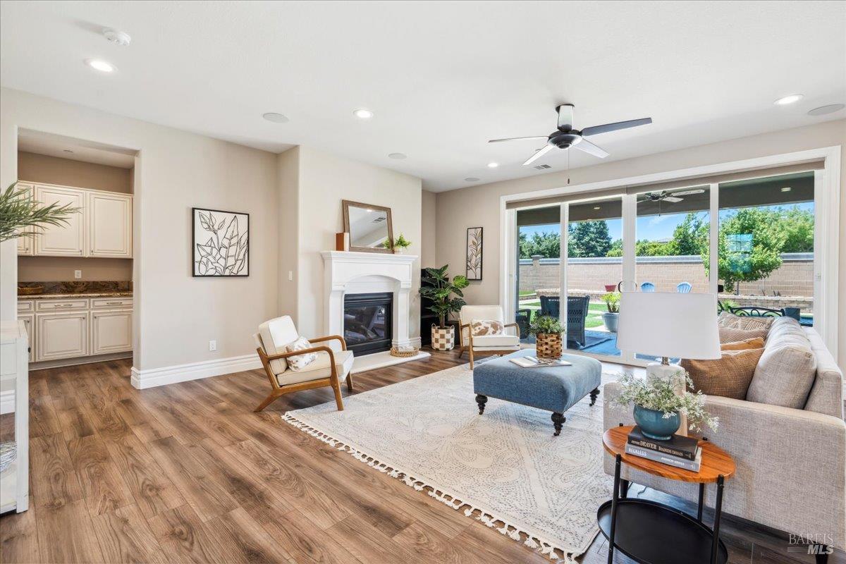 Detail Gallery Image 8 of 89 For 1012 Capitola Ct, Vacaville,  CA 95687 - 6 Beds | 4/1 Baths