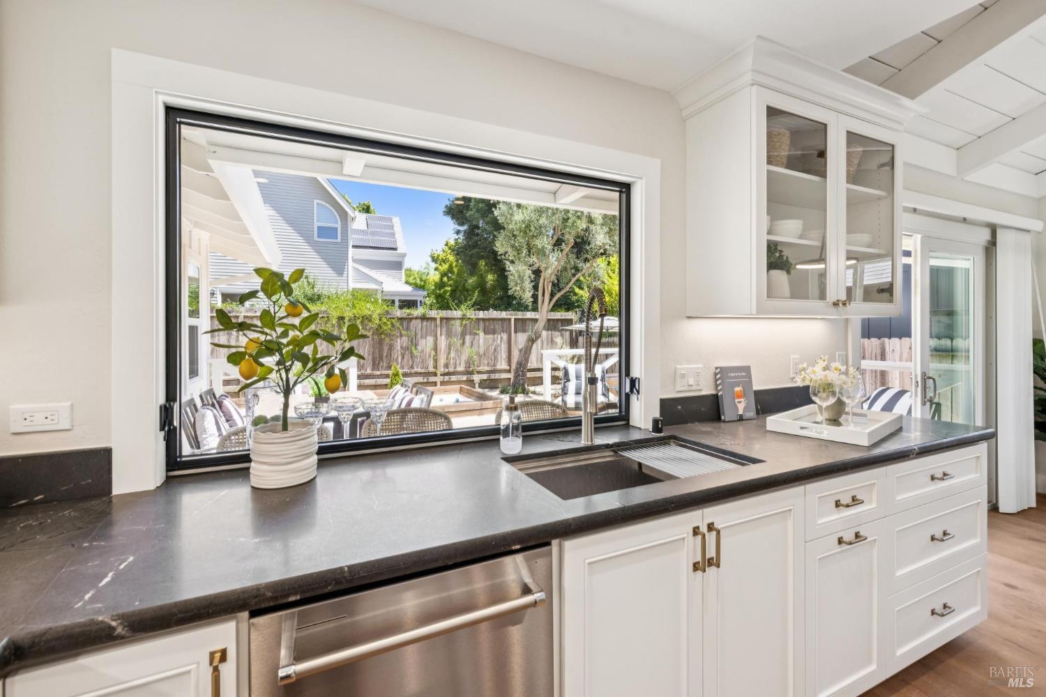 Detail Gallery Image 8 of 25 For 1830 Spring Mountain Rd, Saint Helena,  CA 94574 - 3 Beds | 2 Baths
