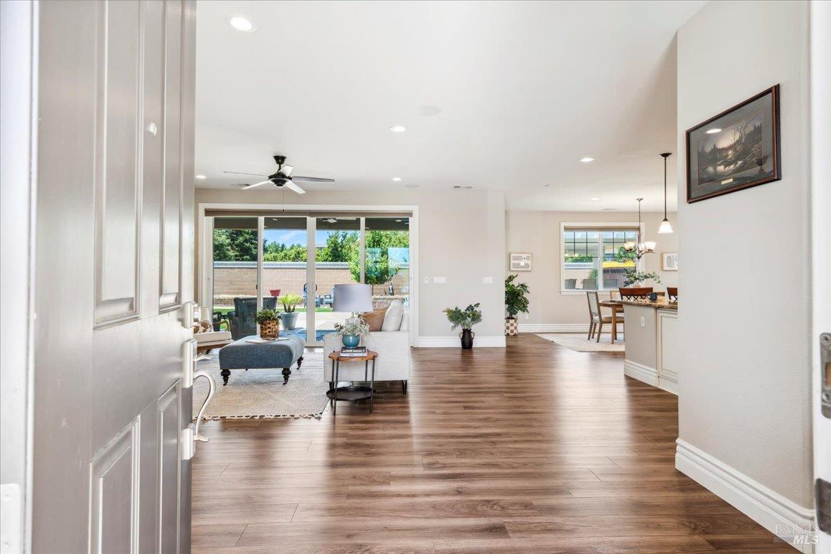 Detail Gallery Image 7 of 89 For 1012 Capitola Ct, Vacaville,  CA 95687 - 6 Beds | 4/1 Baths
