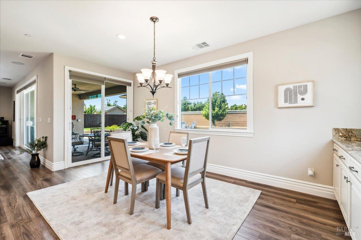 Detail Gallery Image 17 of 89 For 1012 Capitola Ct, Vacaville,  CA 95687 - 6 Beds | 4/1 Baths