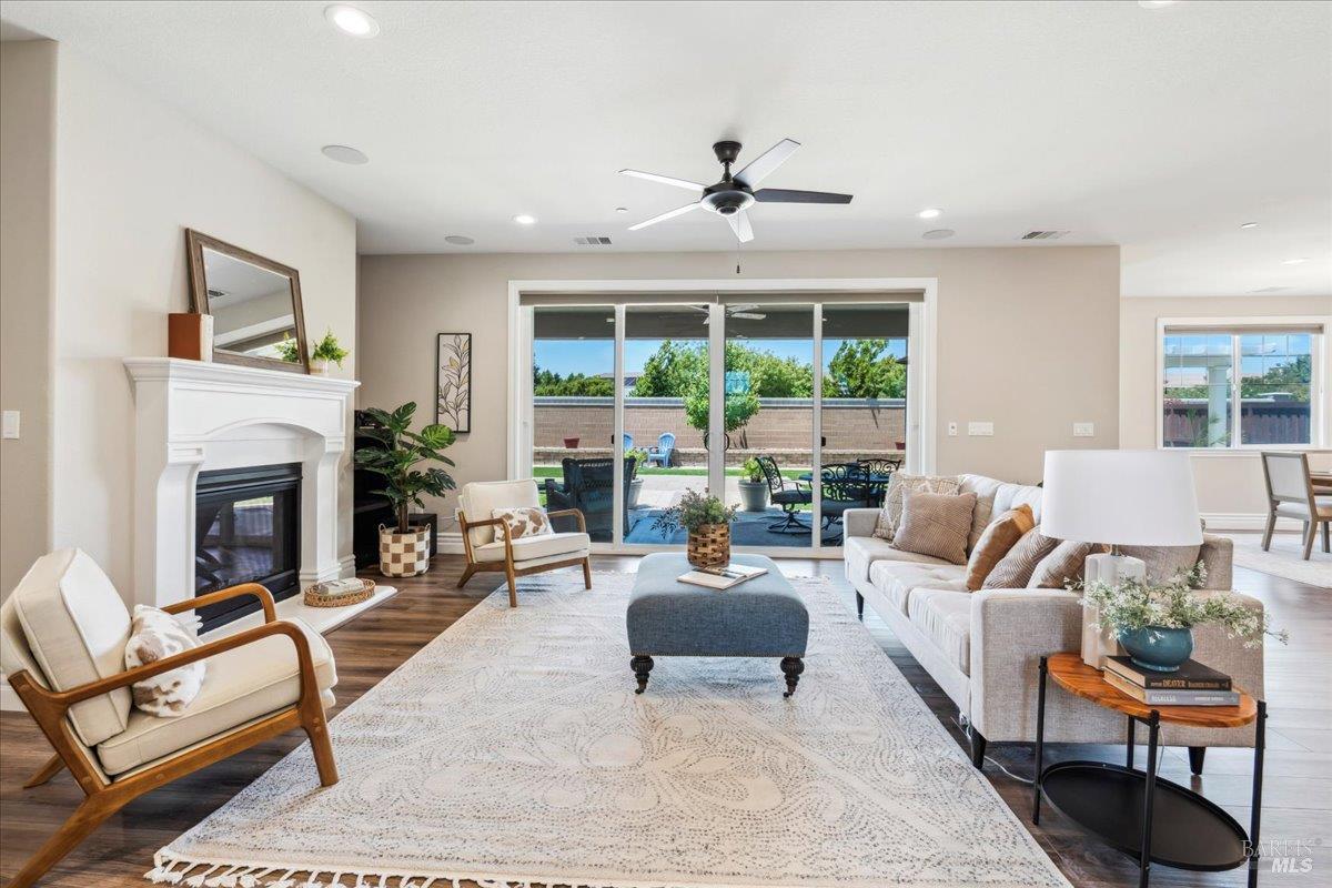 Detail Gallery Image 2 of 89 For 1012 Capitola Ct, Vacaville,  CA 95687 - 6 Beds | 4/1 Baths