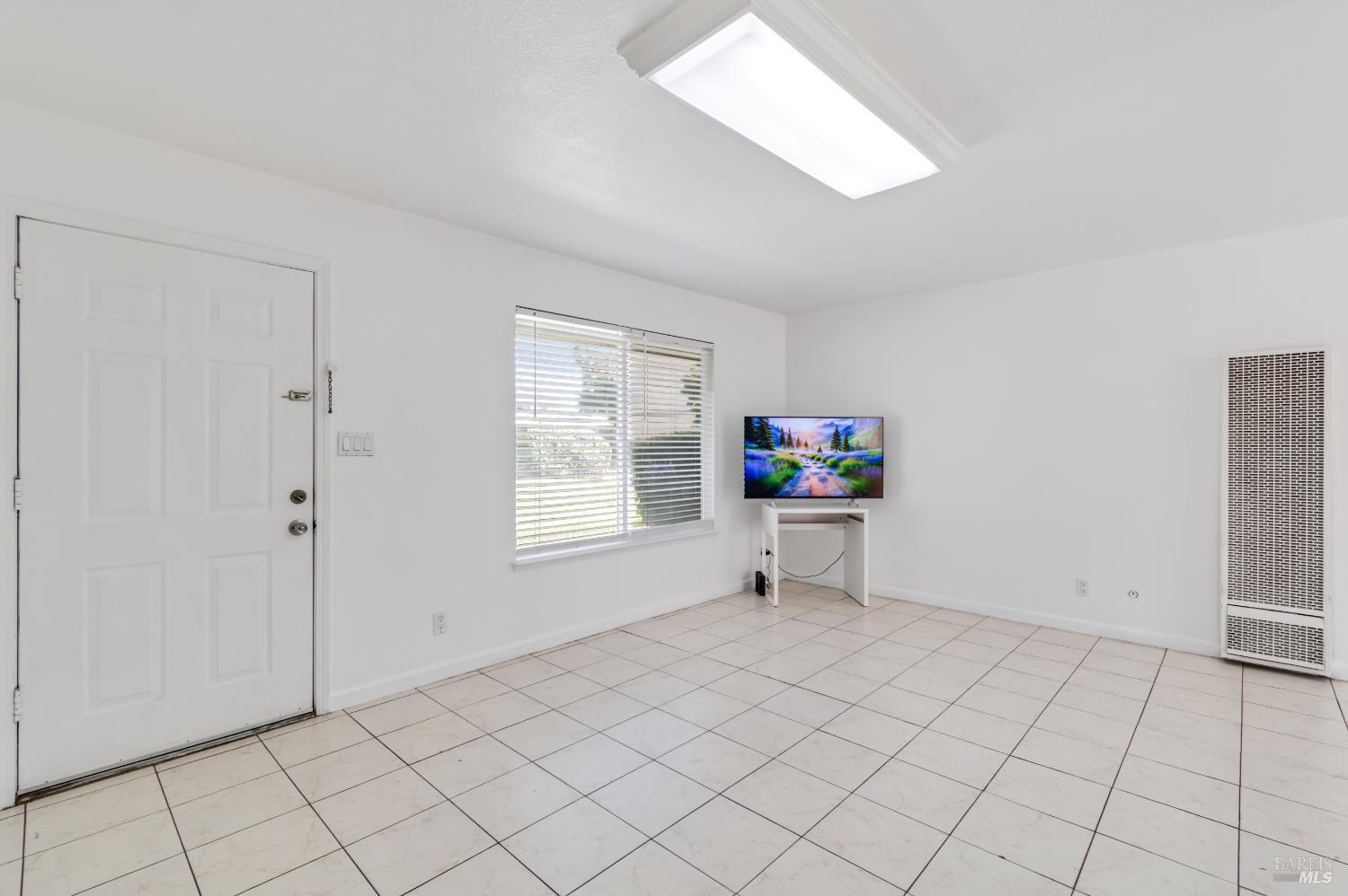 Detail Gallery Image 4 of 21 For 588 Crabapple Way, San Jose,  CA 95111 - 3 Beds | 1/1 Baths
