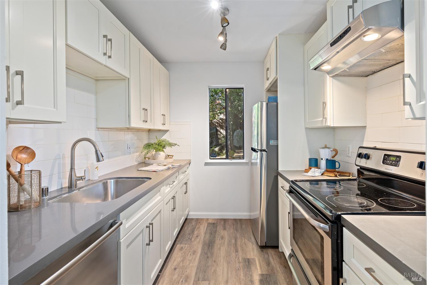 Detail Gallery Image 13 of 29 For 2829 Carmel St a,  Oakland,  CA 94602 - 3 Beds | 2 Baths