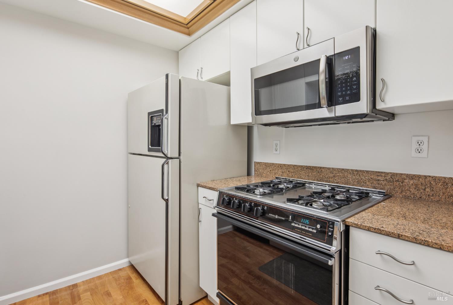 Detail Gallery Image 5 of 23 For 300 Deer Valley Rd 2k,  San Rafael,  CA 94903 - 1 Beds | 1/1 Baths
