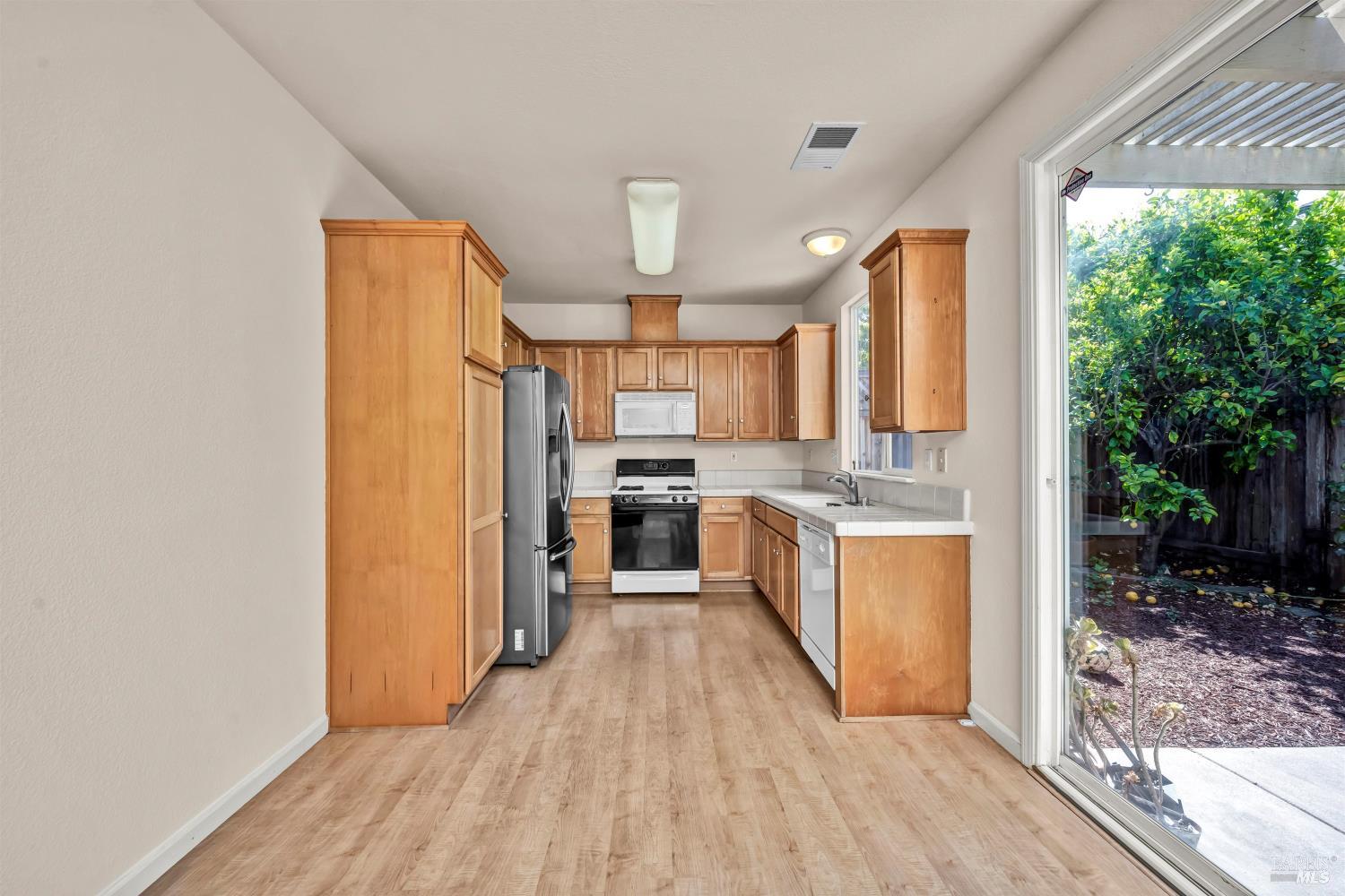 Detail Gallery Image 9 of 24 For 2782 Cumberland St, Santa Rosa,  CA 95407 - 3 Beds | 2 Baths