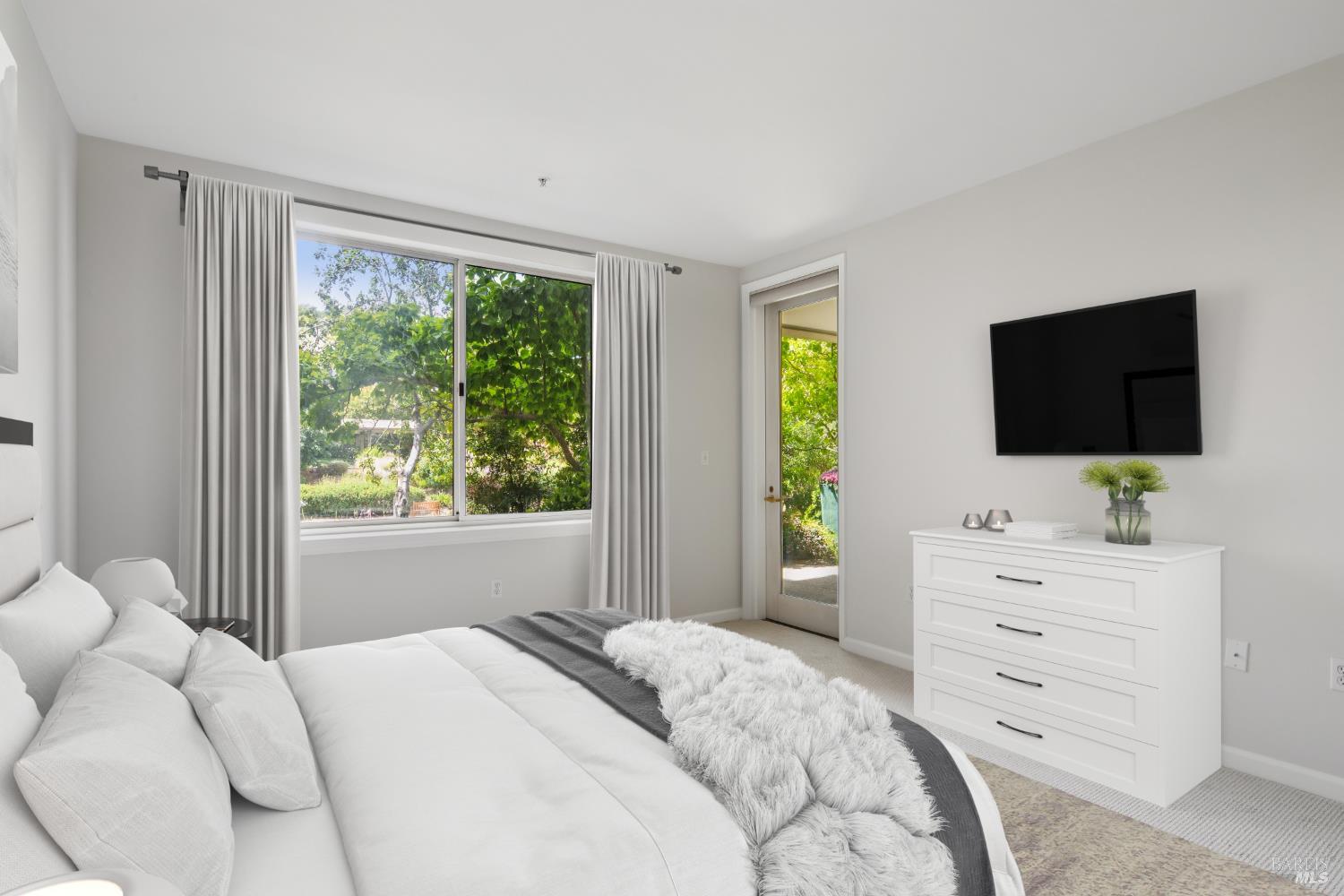 Detail Gallery Image 3 of 23 For 300 Deer Valley Rd 2k,  San Rafael,  CA 94903 - 1 Beds | 1/1 Baths