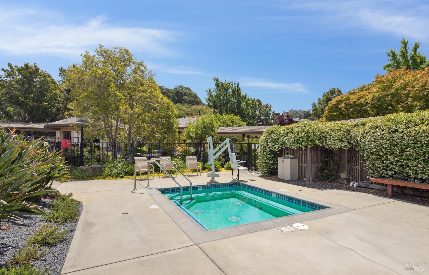 Detail Gallery Image 17 of 23 For 300 Deer Valley Rd 2k,  San Rafael,  CA 94903 - 1 Beds | 1/1 Baths