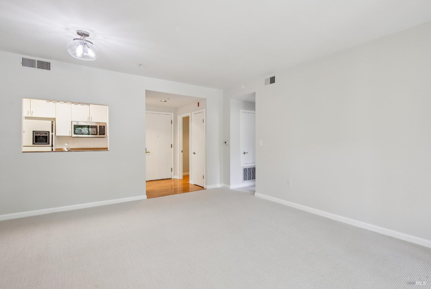 Detail Gallery Image 21 of 23 For 300 Deer Valley Rd 2k,  San Rafael,  CA 94903 - 1 Beds | 1/1 Baths