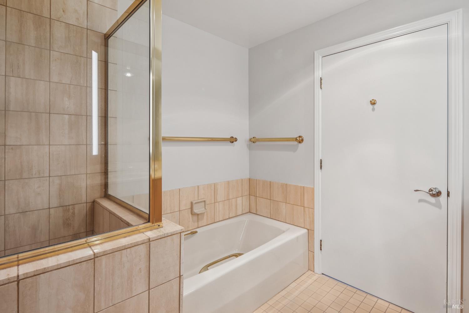 Detail Gallery Image 9 of 23 For 300 Deer Valley Rd 2k,  San Rafael,  CA 94903 - 1 Beds | 1/1 Baths