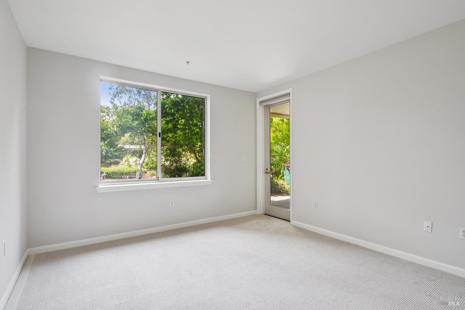 Detail Gallery Image 22 of 23 For 300 Deer Valley Rd 2k,  San Rafael,  CA 94903 - 1 Beds | 1/1 Baths