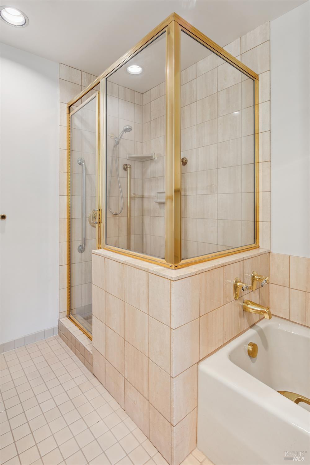 Detail Gallery Image 10 of 23 For 300 Deer Valley Rd 2k,  San Rafael,  CA 94903 - 1 Beds | 1/1 Baths