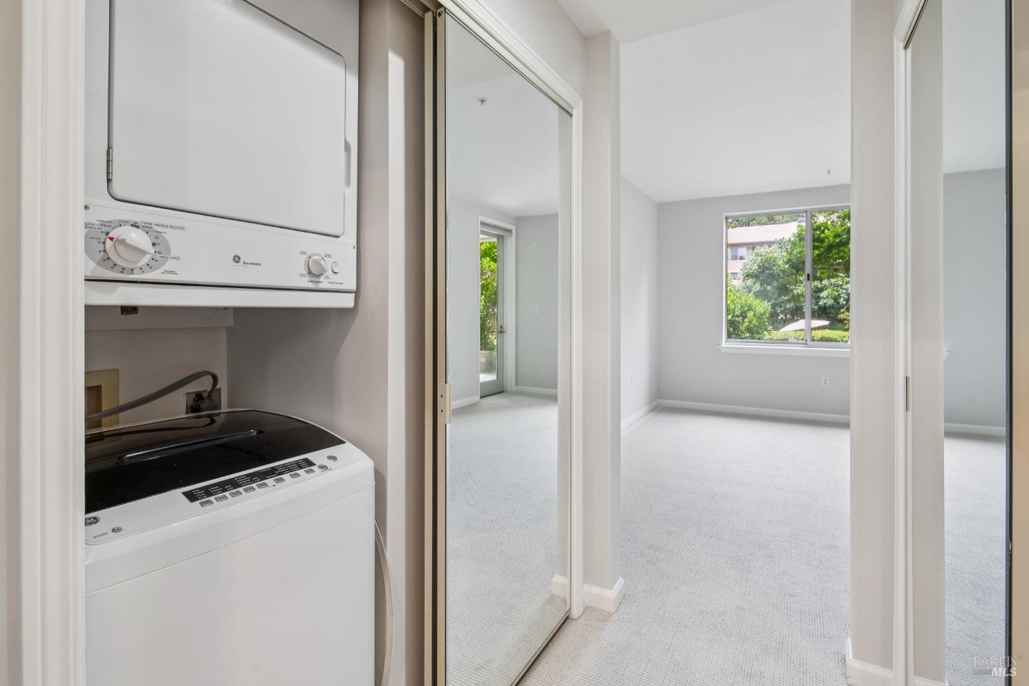 Detail Gallery Image 7 of 23 For 300 Deer Valley Rd 2k,  San Rafael,  CA 94903 - 1 Beds | 1/1 Baths