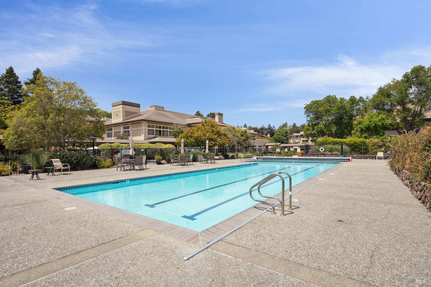Detail Gallery Image 16 of 23 For 300 Deer Valley Rd 2k,  San Rafael,  CA 94903 - 1 Beds | 1/1 Baths