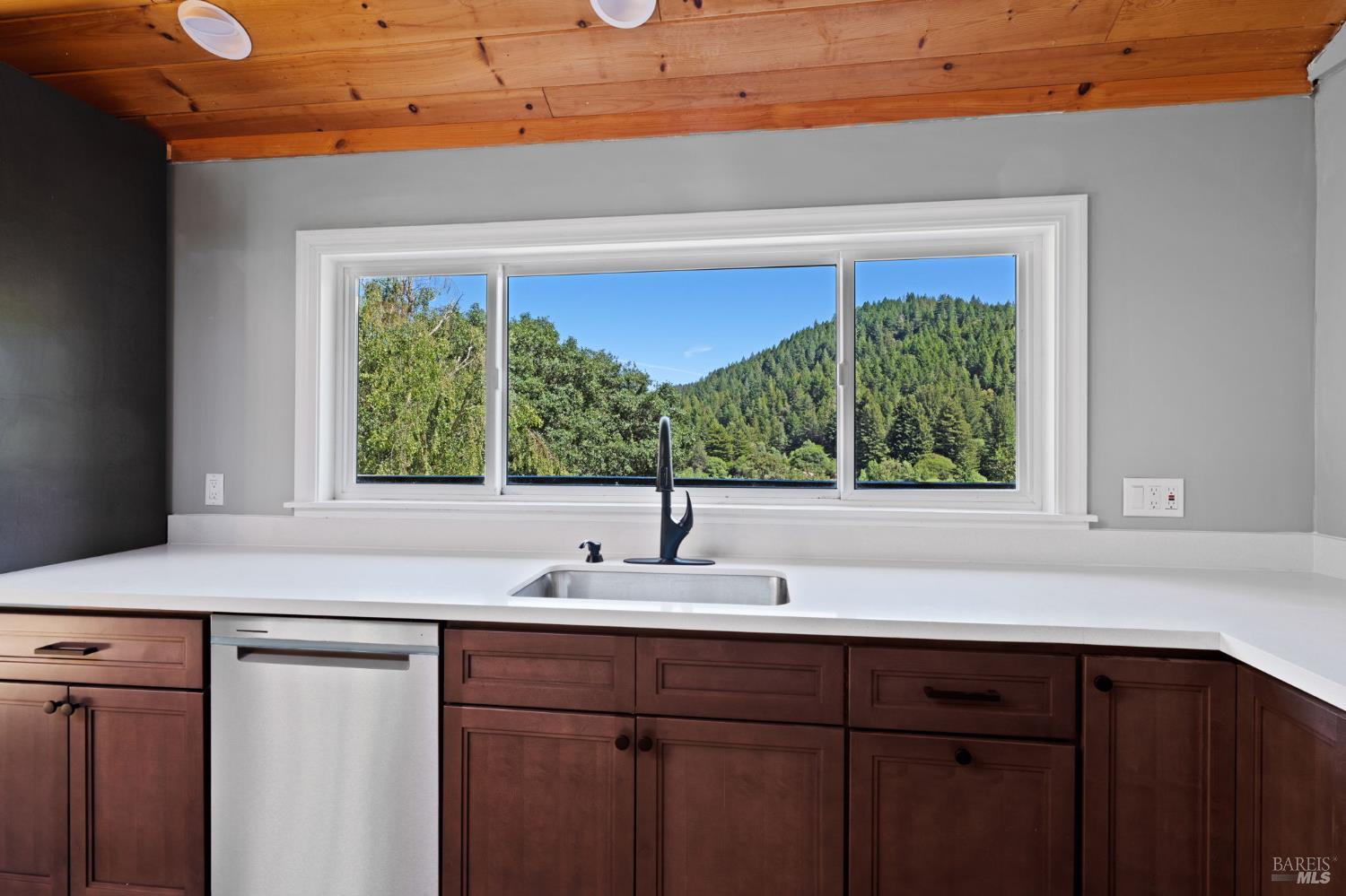 Detail Gallery Image 18 of 66 For 7950 Flynn Creek Rd, Comptche,  CA 95427 - 5 Beds | 3 Baths