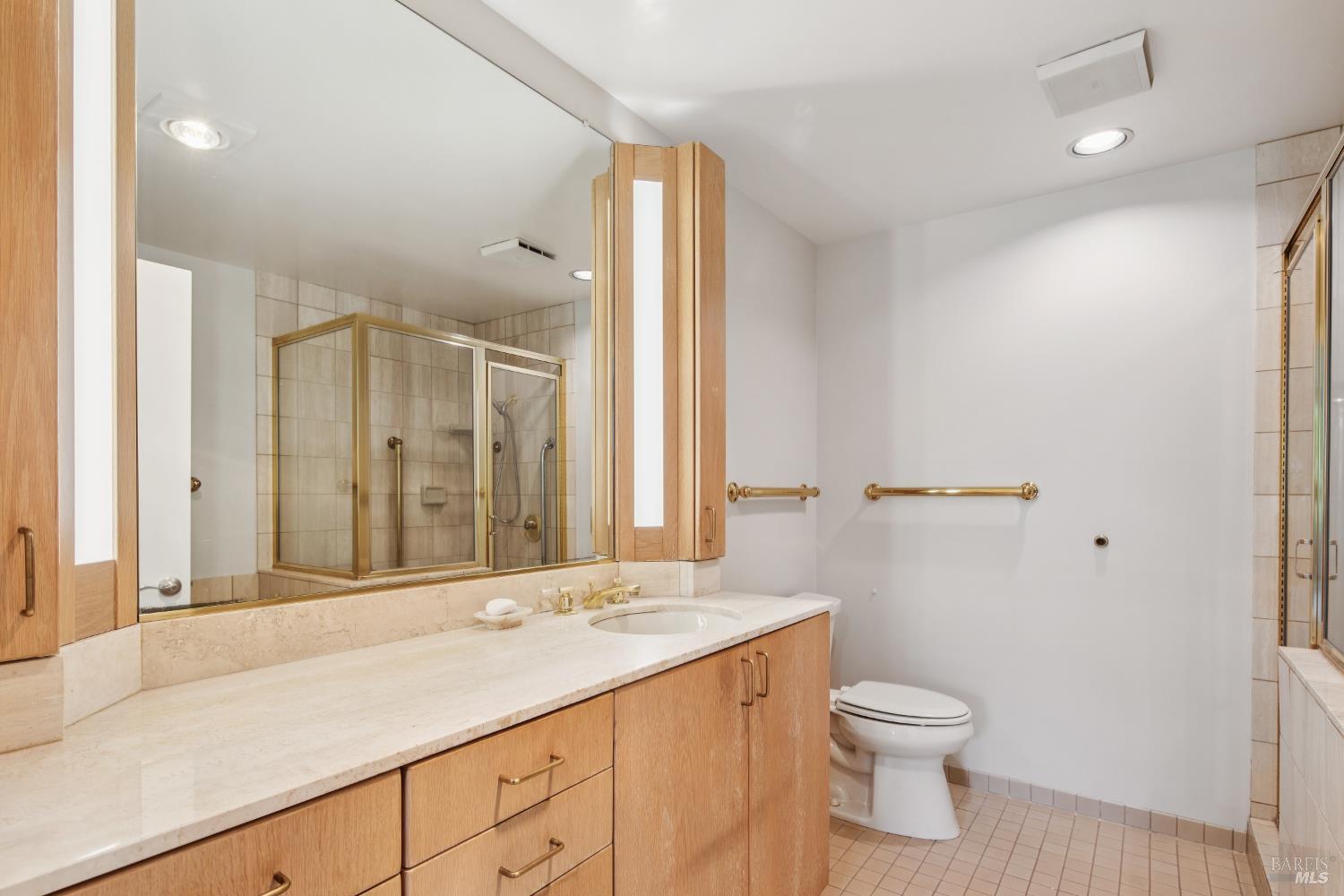 Detail Gallery Image 8 of 23 For 300 Deer Valley Rd 2k,  San Rafael,  CA 94903 - 1 Beds | 1/1 Baths