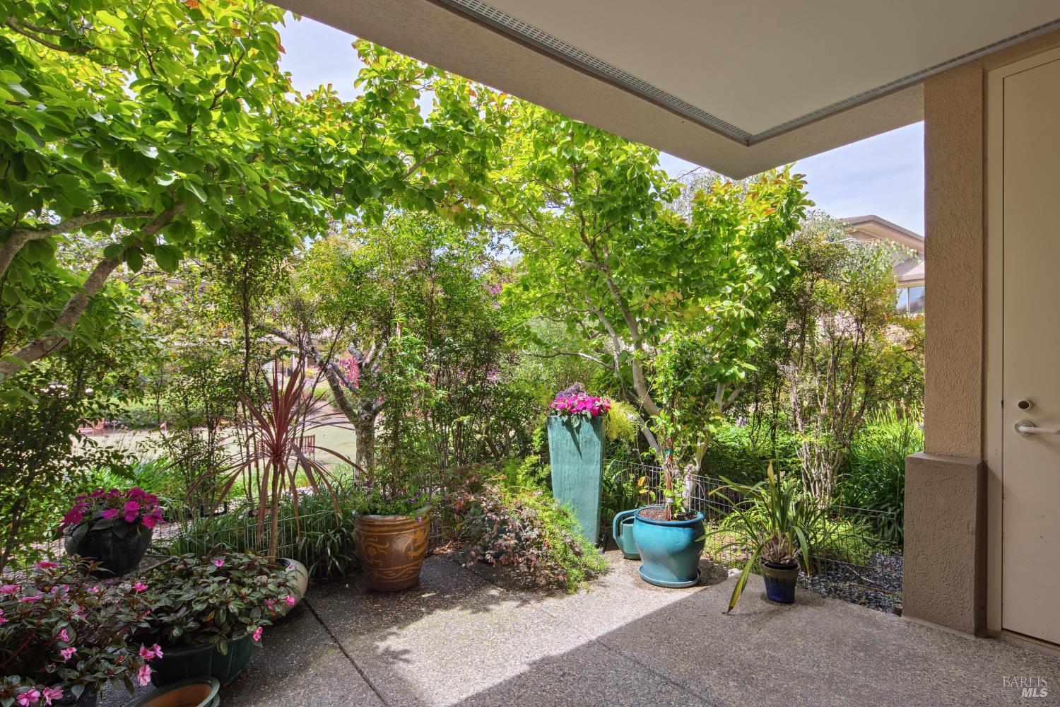 Detail Gallery Image 11 of 23 For 300 Deer Valley Rd 2k,  San Rafael,  CA 94903 - 1 Beds | 1/1 Baths