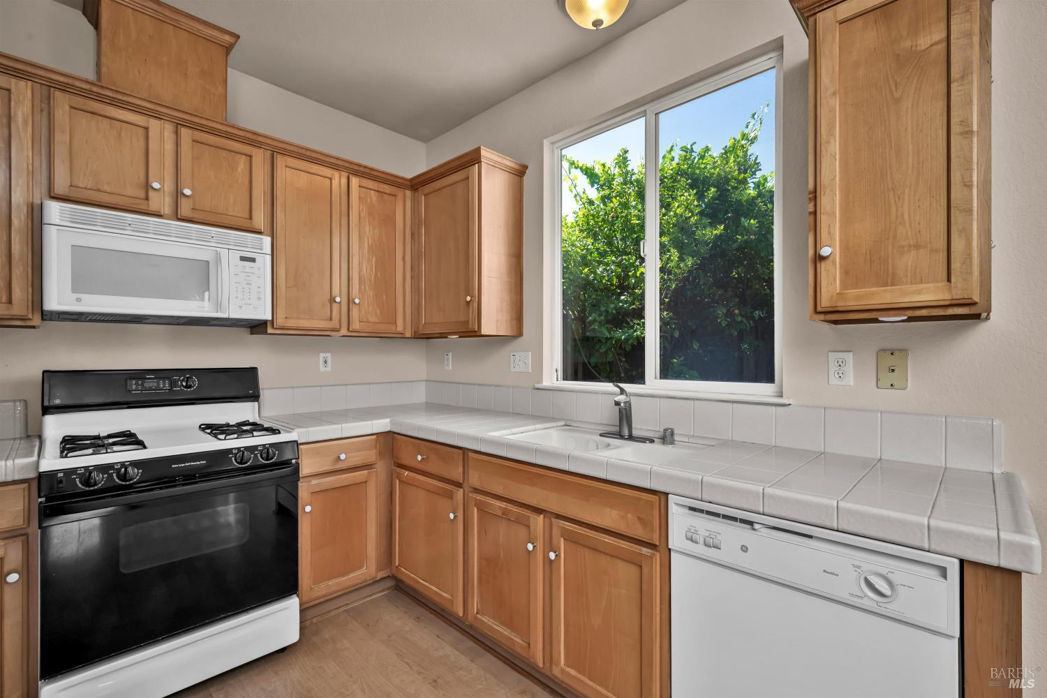 Detail Gallery Image 10 of 24 For 2782 Cumberland St, Santa Rosa,  CA 95407 - 3 Beds | 2 Baths