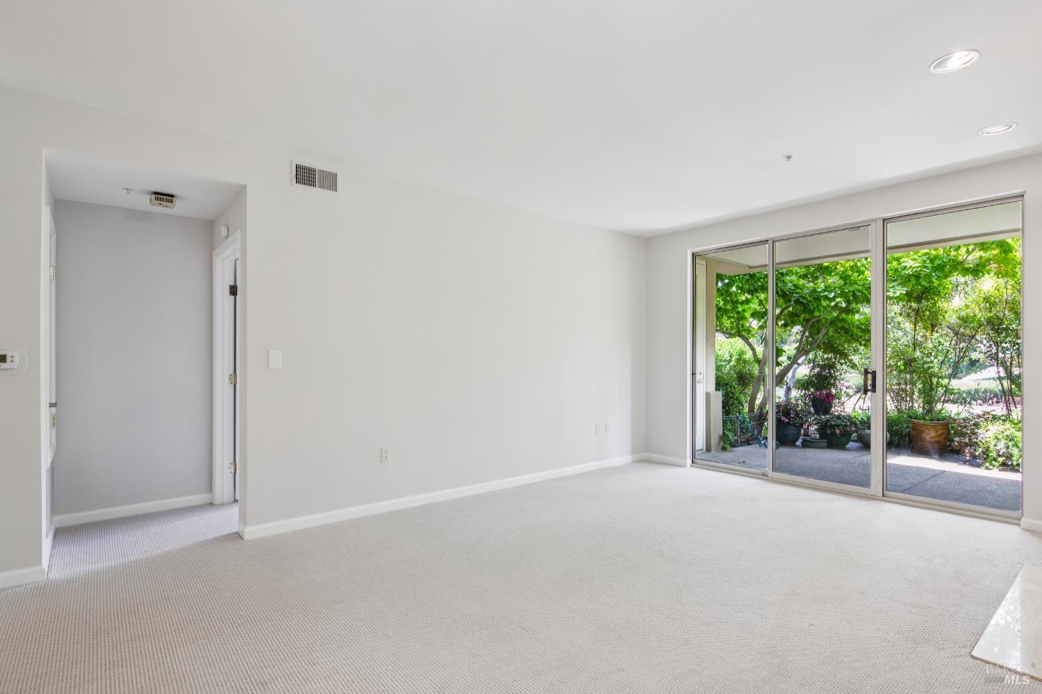 Detail Gallery Image 19 of 23 For 300 Deer Valley Rd 2k,  San Rafael,  CA 94903 - 1 Beds | 1/1 Baths
