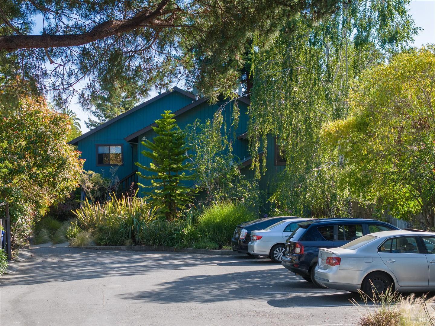 Detail Gallery Image 3 of 29 For 2829 Carmel St a,  Oakland,  CA 94602 - 3 Beds | 2 Baths