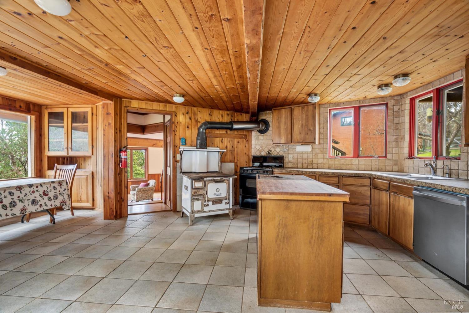 Detail Gallery Image 2 of 57 For 3100 Radical Ridge Rd, Redwood Valley,  CA 95470 - 4 Beds | 1/3 Baths
