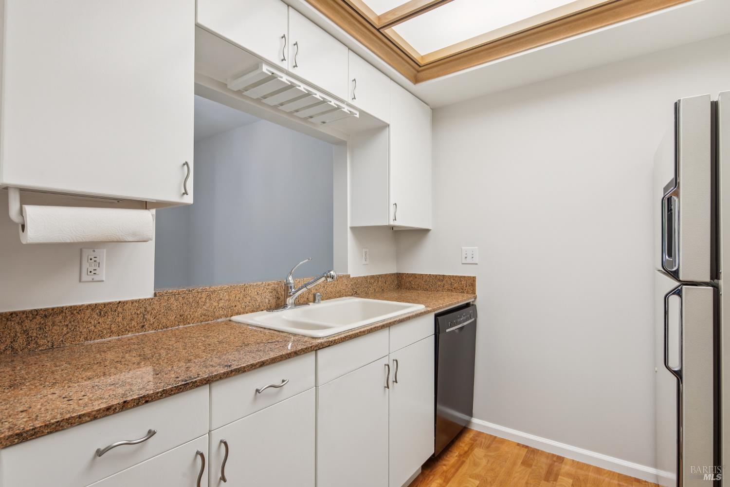Detail Gallery Image 4 of 23 For 300 Deer Valley Rd 2k,  San Rafael,  CA 94903 - 1 Beds | 1/1 Baths