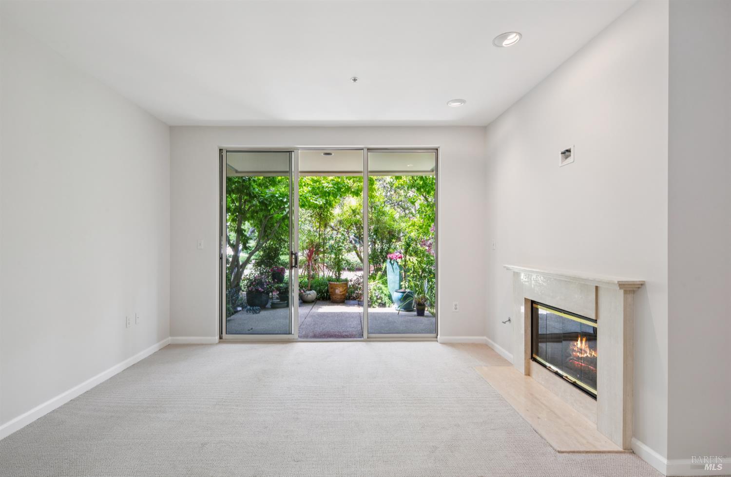 Detail Gallery Image 20 of 23 For 300 Deer Valley Rd 2k,  San Rafael,  CA 94903 - 1 Beds | 1/1 Baths