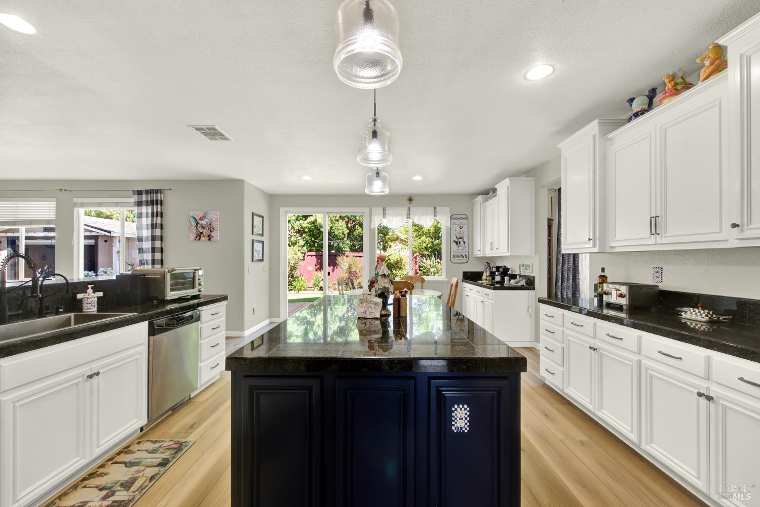 Detail Gallery Image 35 of 76 For 644 Canterbury Cir, Vacaville,  CA 95687 - 4 Beds | 3 Baths