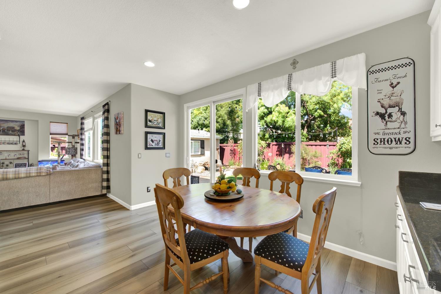 Detail Gallery Image 28 of 76 For 644 Canterbury Cir, Vacaville,  CA 95687 - 4 Beds | 3 Baths