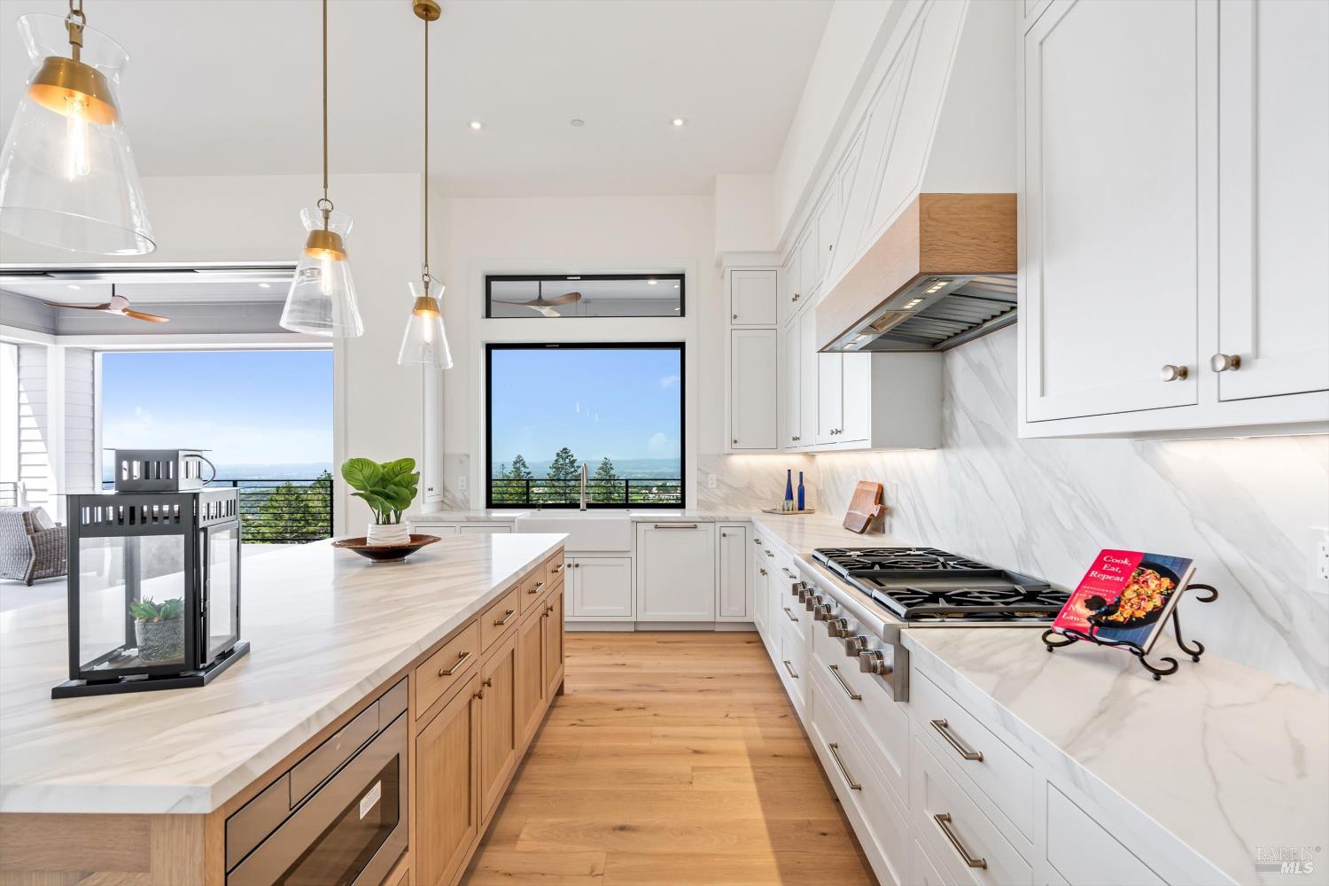 Detail Gallery Image 12 of 34 For 3855 Royal Manor Pl, Santa Rosa,  CA 95404 - 4 Beds | 4/1 Baths