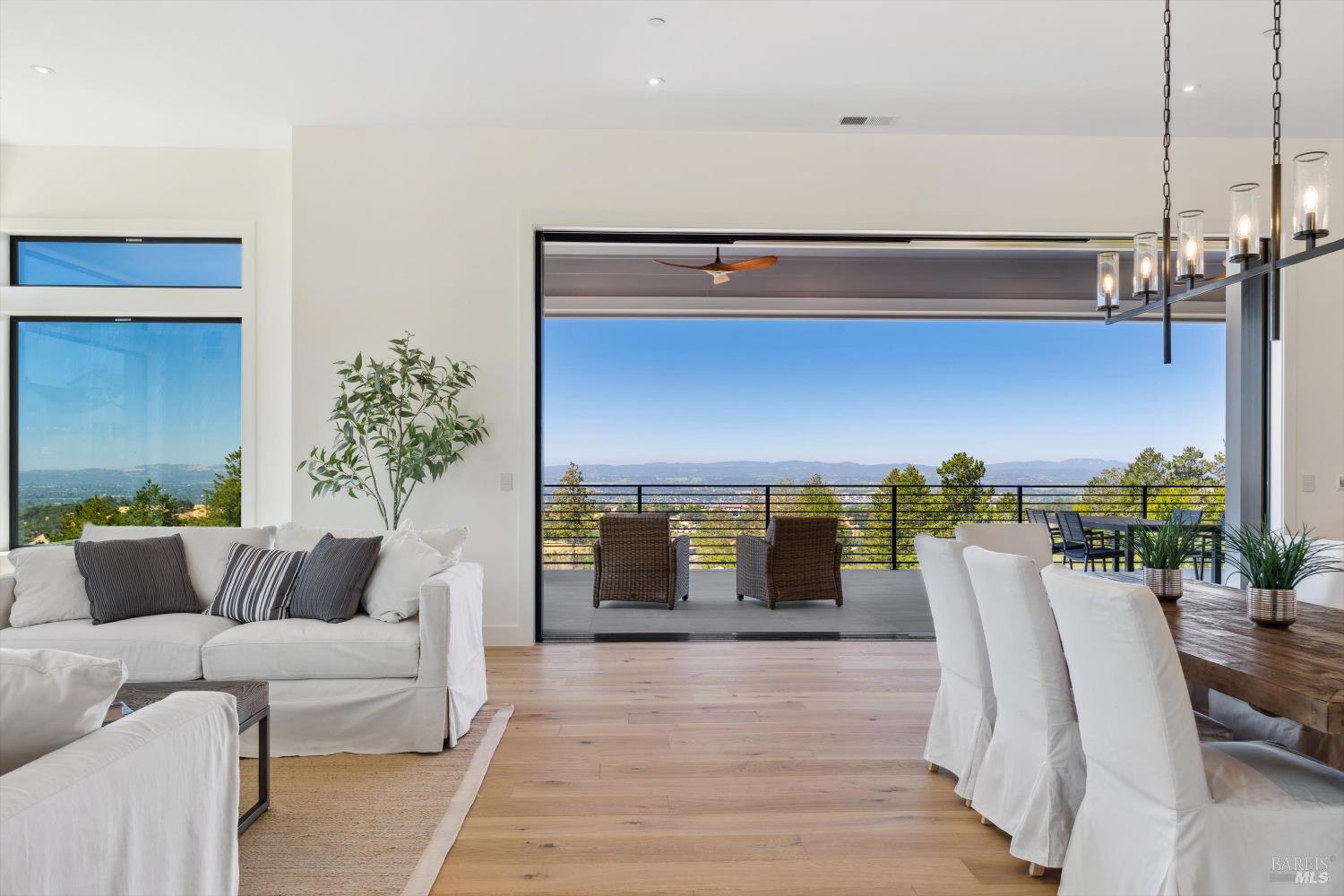 Detail Gallery Image 8 of 34 For 3855 Royal Manor Pl, Santa Rosa,  CA 95404 - 4 Beds | 4/1 Baths