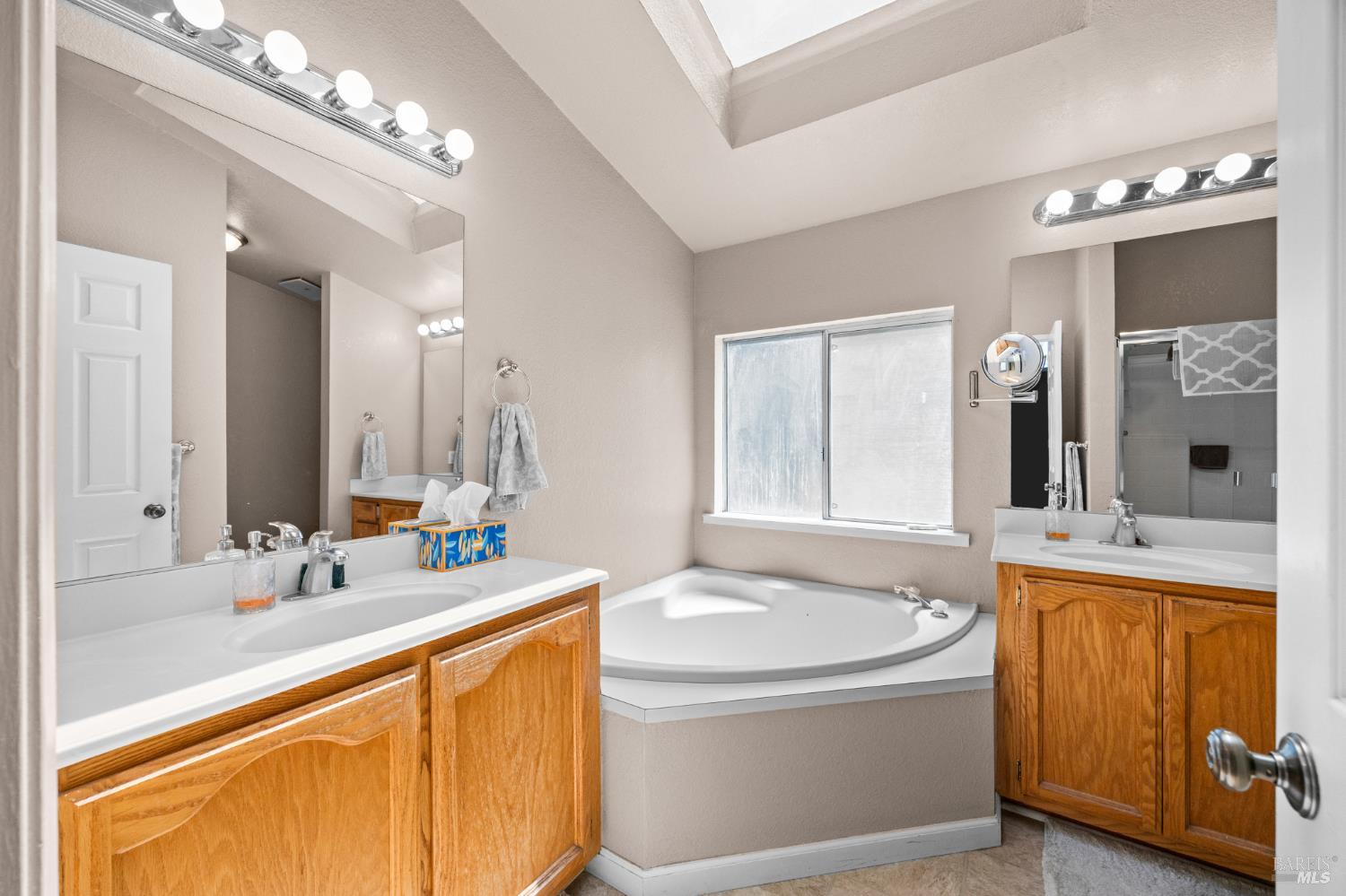 Detail Gallery Image 9 of 31 For 8183 Appian Way, Sebastopol,  CA 95472 - 3 Beds | 2 Baths