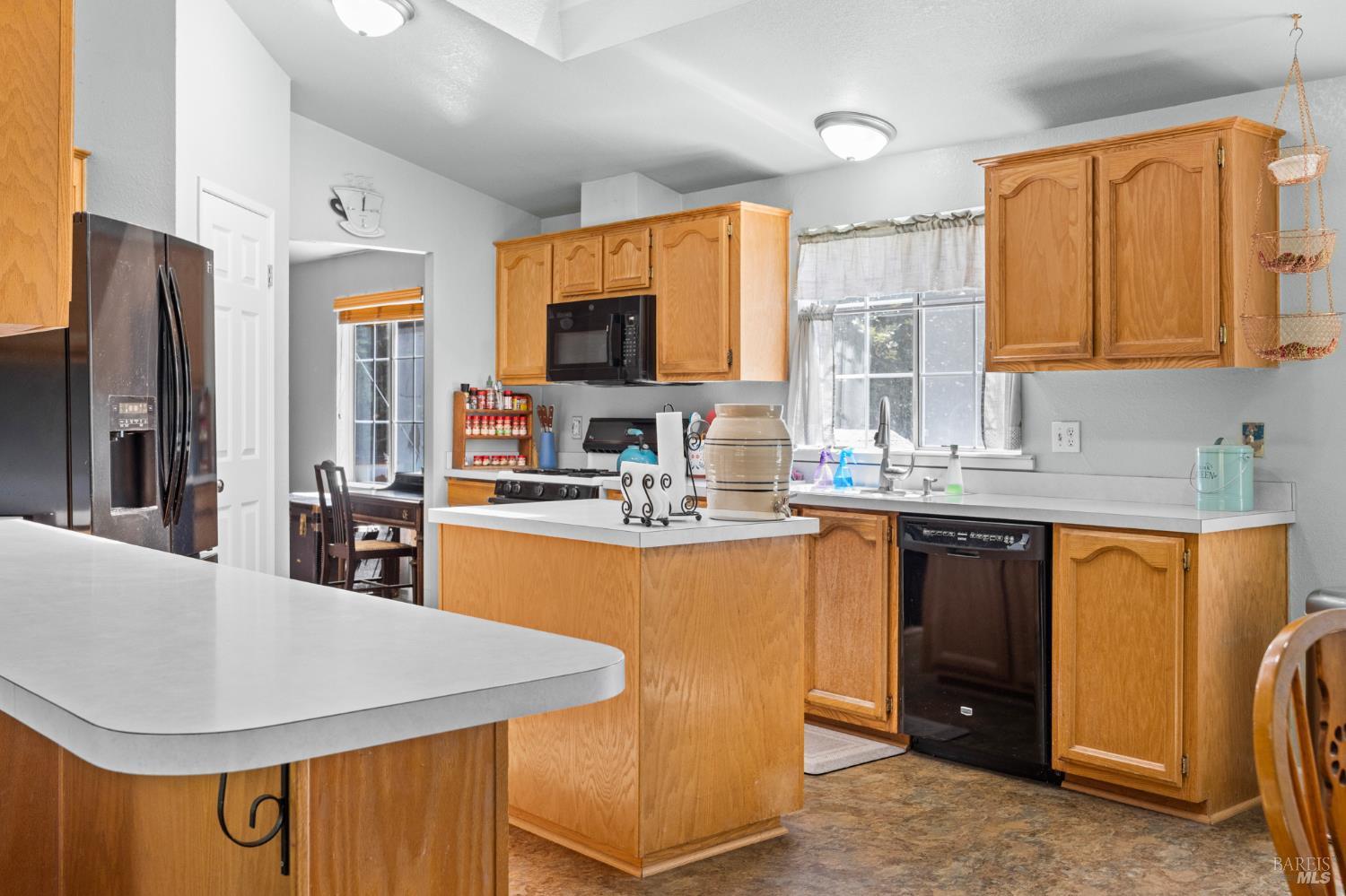 Detail Gallery Image 6 of 31 For 8183 Appian Way, Sebastopol,  CA 95472 - 3 Beds | 2 Baths