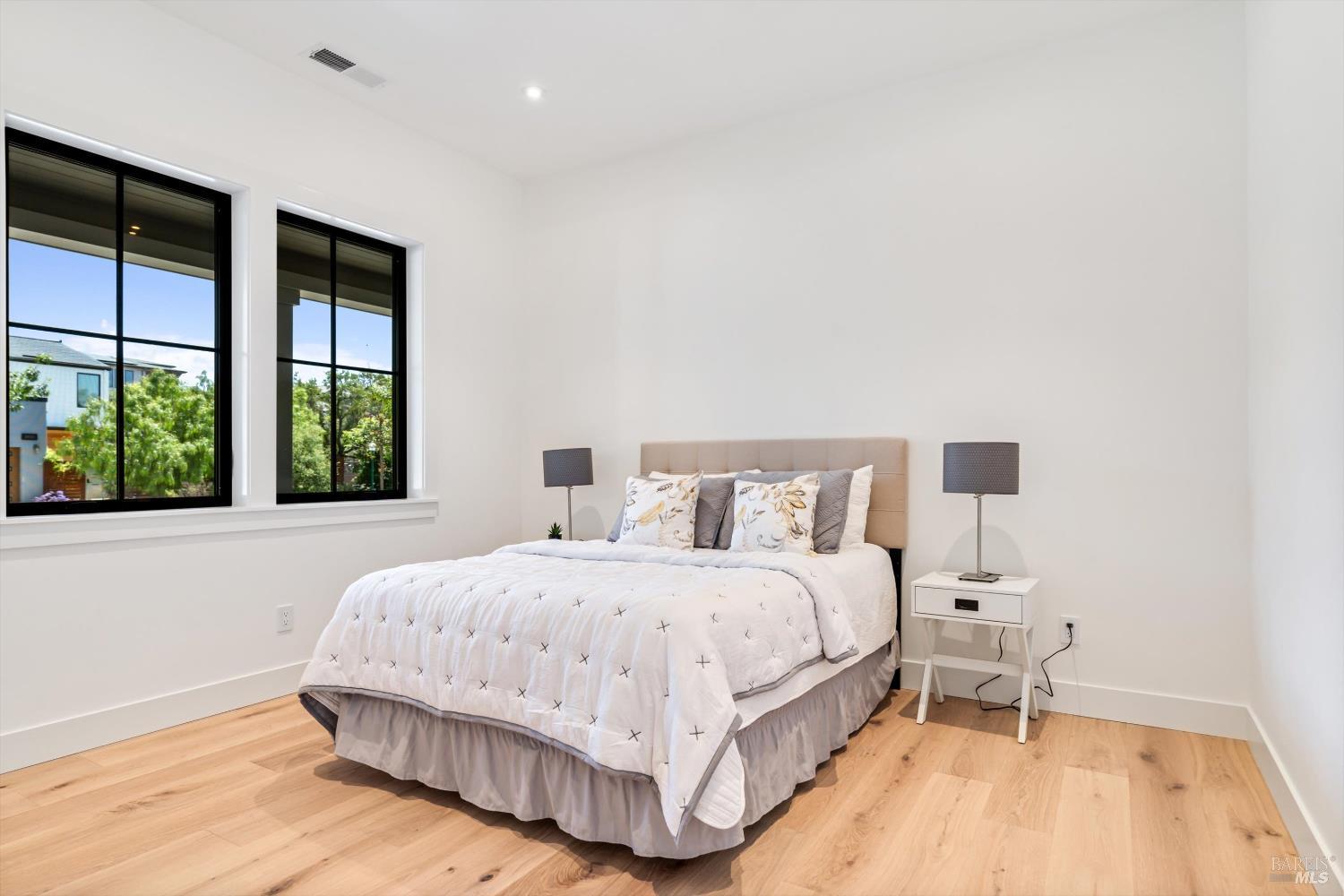 Detail Gallery Image 16 of 34 For 3855 Royal Manor Pl, Santa Rosa,  CA 95404 - 4 Beds | 4/1 Baths