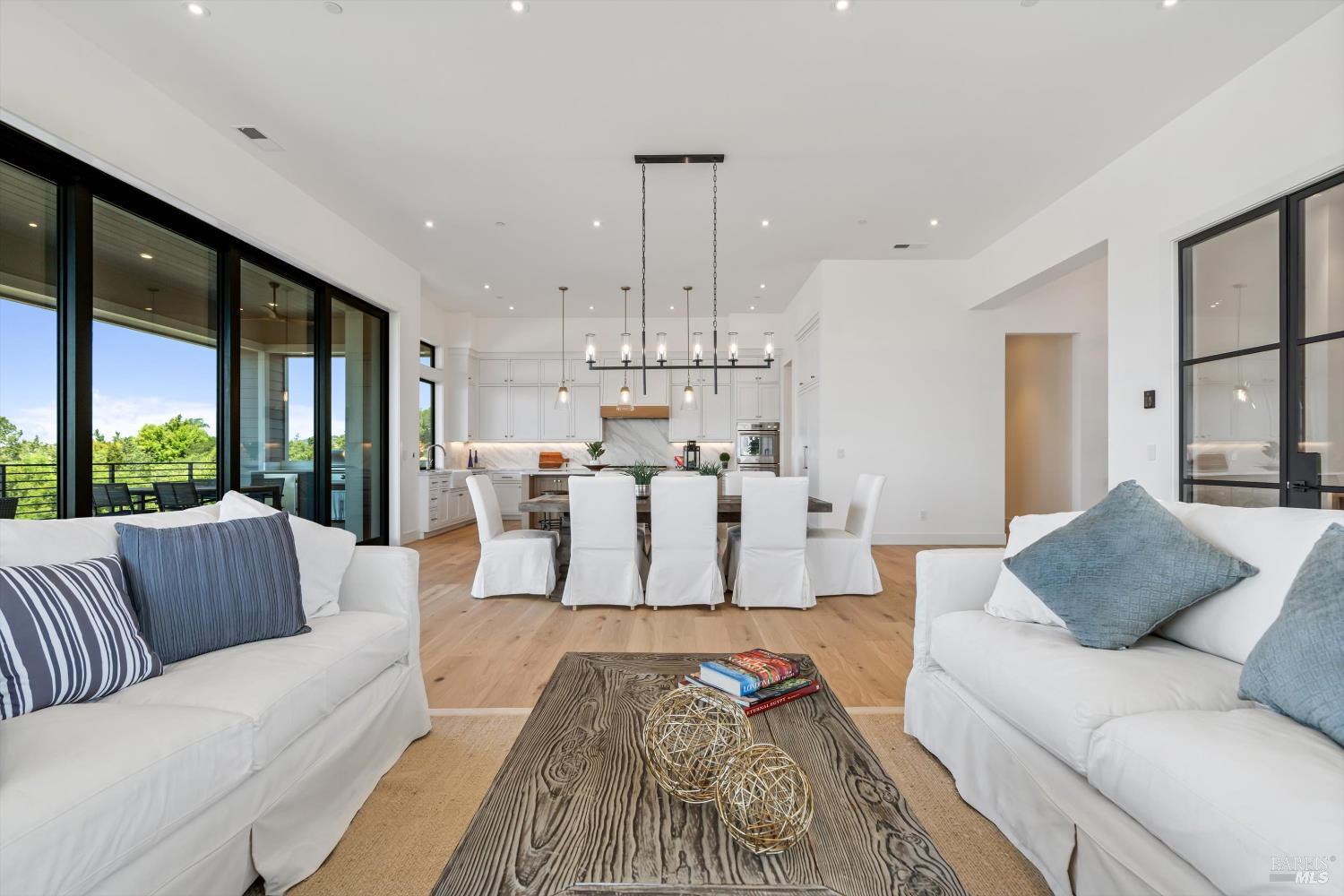 Detail Gallery Image 9 of 34 For 3855 Royal Manor Pl, Santa Rosa,  CA 95404 - 4 Beds | 4/1 Baths