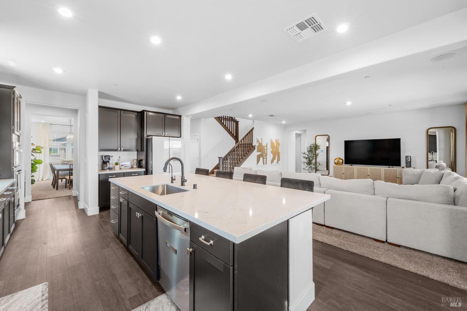 Detail Gallery Image 9 of 33 For 725 Fielding Way, Dixon,  CA 95620 - 5 Beds | 4 Baths