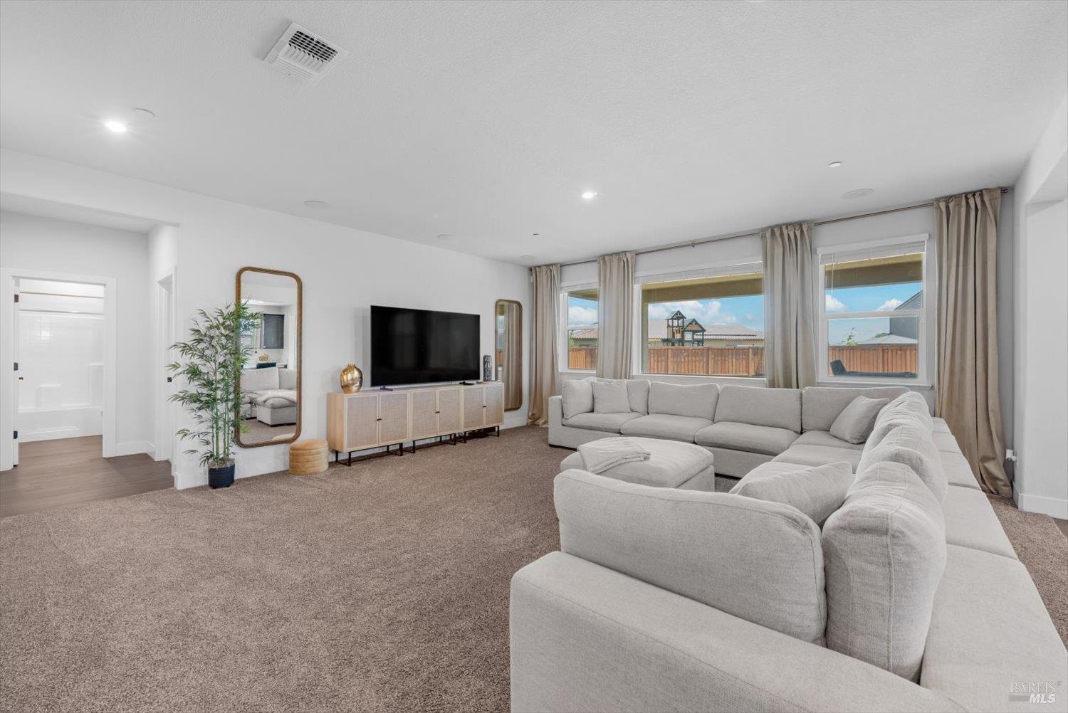 Detail Gallery Image 5 of 33 For 725 Fielding Way, Dixon,  CA 95620 - 5 Beds | 4 Baths